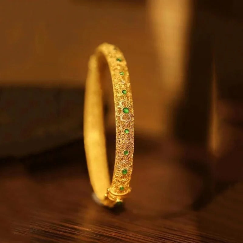 Pulsera tipo brazalete con piedras preciosas verdes doradas y patrón floral en estilo étnico