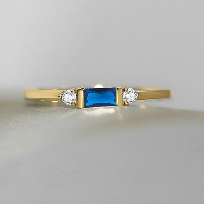 Anillo deslumbrante de centro azul y brillante