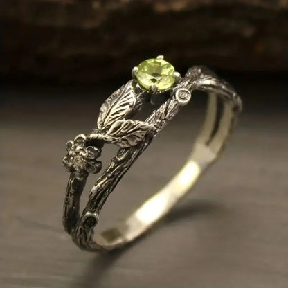 Anillo vintage de plata con piedra verde en forma de hoja
