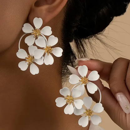 Pendientes colgantes con flores blancas vintage