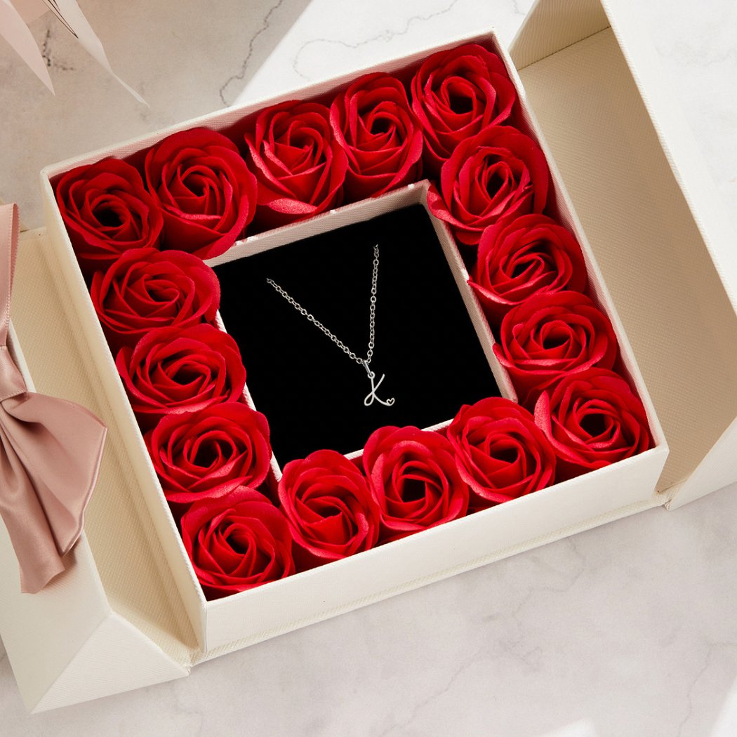 Collar con corazón de letras plateadas