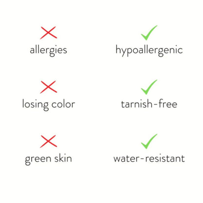 Collar con corazón de letras plateadas